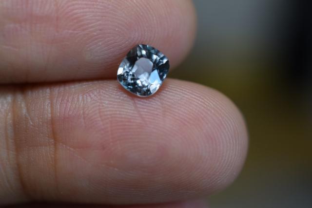 RS7-111 非加熱 宝石質 清冷高級な煙灰色 ミャンマー産 天然 スピネル ルースの通販は