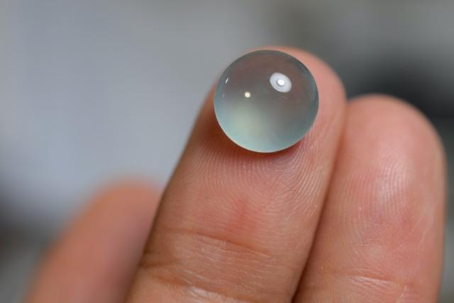 【貴重】氷翡翠(高透過度)のルース(125ｇ) 翡翠 ひすい 3.375ct 宝石ソーティング付き 15.9mm×5.4mm×3.2mm