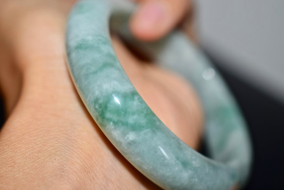 内径約53mm 天然 無処理 本翡翠 薄グリーン バングル ブレスレット お正月 お祝い 母の日 プレゼント お誕生日の通販は