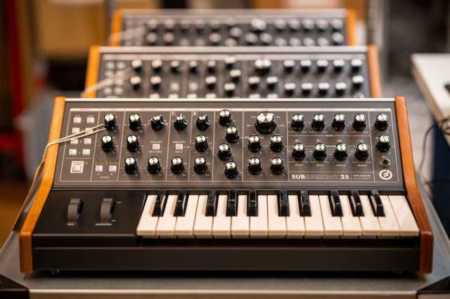 [数量限定特価]moog モーグ Subsequent 25 パラフォニックアナログシンセサイザー 25鍵盤 ｜au PAY マーケット