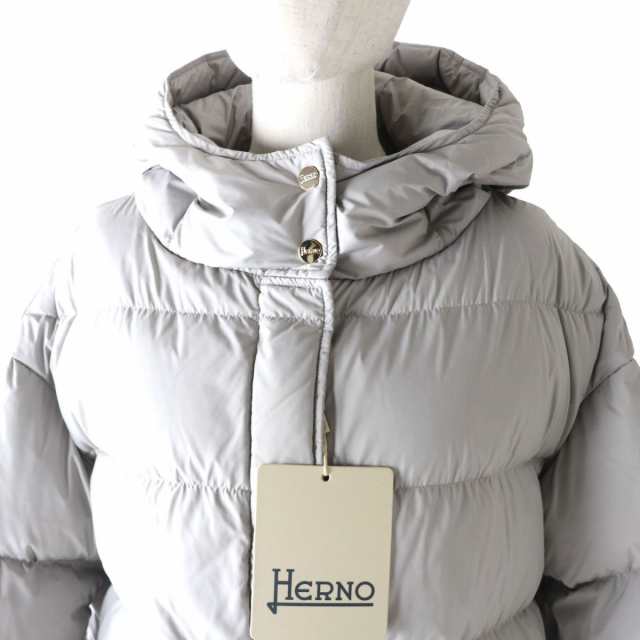 未使用品★正規品 HERNO ヘルノ POLAR-TECH PI0967D ロゴプレート・フード付 ZIP UP ロングダウンコート ライトグレー  44 ハンガー・タグ｜au PAY マーケット