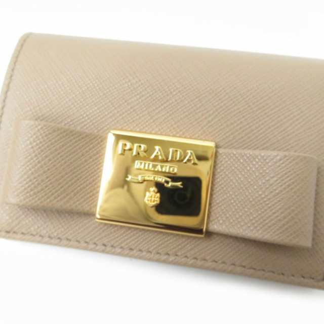 未使用品☆PRADA プラダ 1MC945 ロゴ金具・リボンモチーフ付き サフィアーノレザー カードケース/パスケース/名刺入れ ベージュ 伊製  箱｜au PAY マーケット