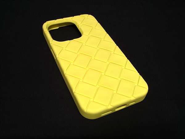 ■新品同様■ BOTTEGA VENETA ボッテガヴェネタ イントレチャート ラバー iPhone14Pro スマホケース イエロー系 BS1456