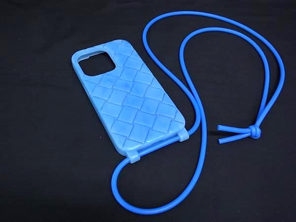 BOTTEGA VENETA ボッテガヴェネタ イントレチャート ラバー iPhone16pro対応 アイフォンケース スマホケース ライトブルー系 FU8682