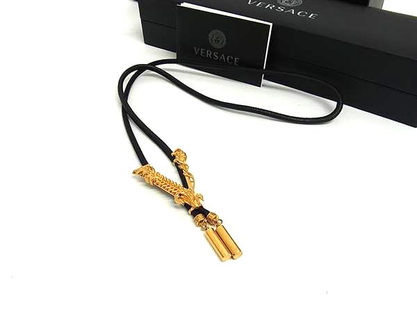 ■美品■ VERSACE ヴェルサーチ バロッコ レターV レザー ループタイ ネックレス アクセサリー ブラック系×ゴールド系 FV8895