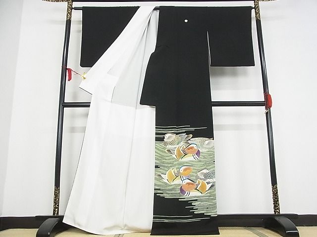 平和屋本店●極上　人間国宝・羽田登喜男　黒留袖　鴛鴦　九羽　金彩　着丈165.5cm　裄丈66cm　正絹　逸品　3kk3945_1