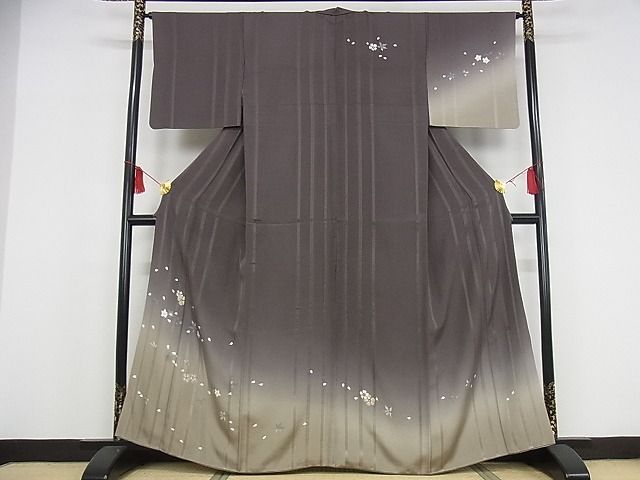 正絹黒留袖 飛鶴正倉院更紗花文 暈し染め金彩 ⑦(