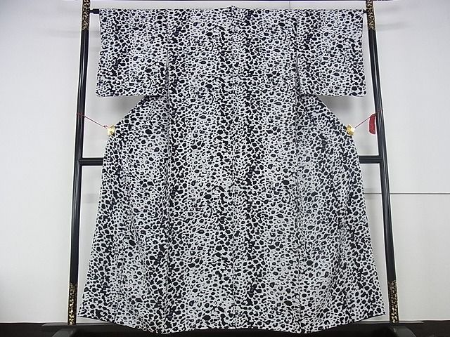 平和屋本店□極上 着物デザイナー 井尻学 小紋 ヒョウ柄 黒地 正絹