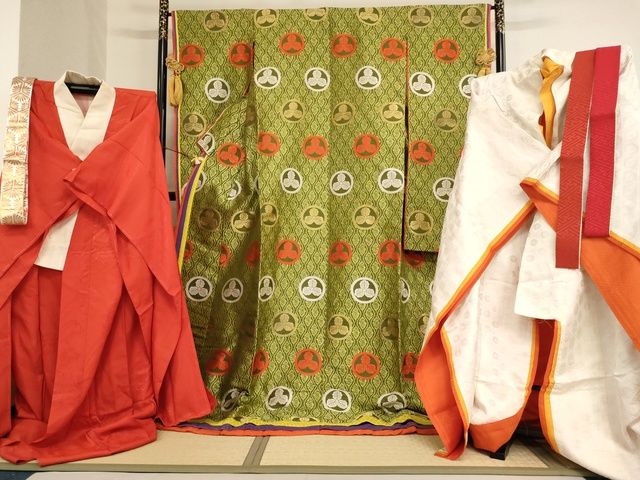 平和屋本店●超希少 十二単 丸に三つ柏文 長襦袢 六点セット 金糸 法衣 寺院 仏具 仏教 僧侶 神職 装束 正絹 逸品 KAAA1804kk4