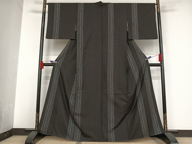 平和屋着物○本場縞大島紬 黒地 銀糸 正絹 逸品 AAAU4349np