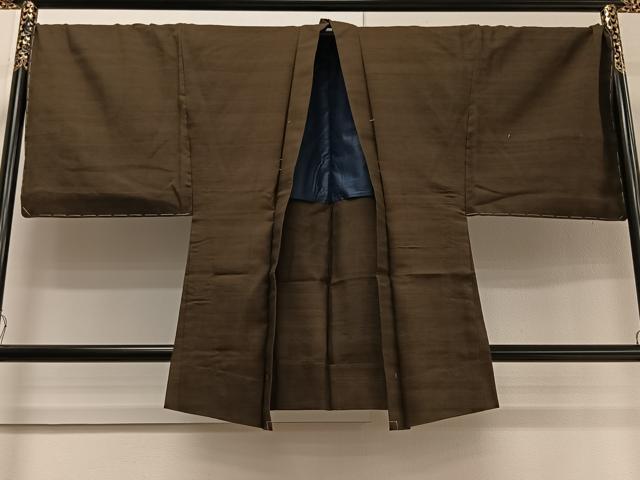 平和屋着物▽男性　単衣　長羽織　紬地　黒茶色　キングサイズ　正絹　逸品　CAAV5656id