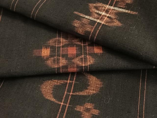 平和屋着物○国指定重要無形文化財 本場久米島紬 手織 抽象