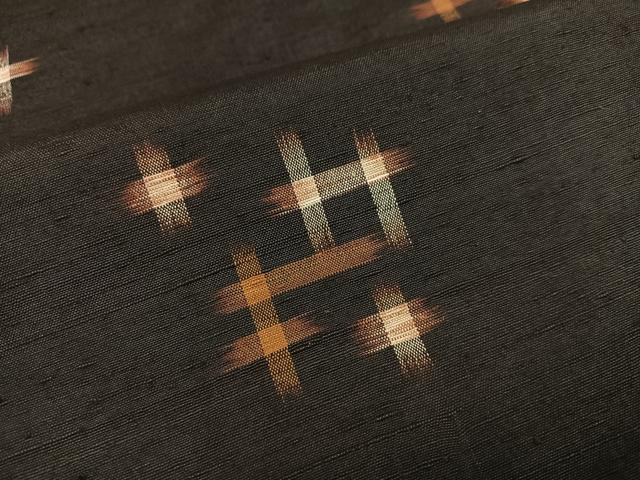 手織り紬。平成購入。 銀座【A-3526】菅原工房製 漢方染 紬 江戸紫色 斜め暈かし（紙