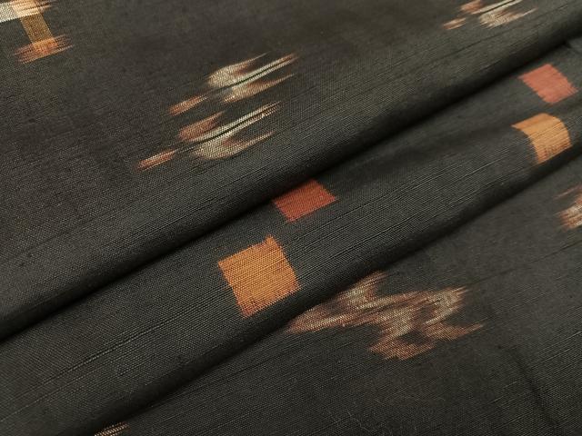 平和屋着物●国指定重要無形文化財　本場久米島紬　手織　琉球絣文様　正絹　逸品　AAAY5625ph
