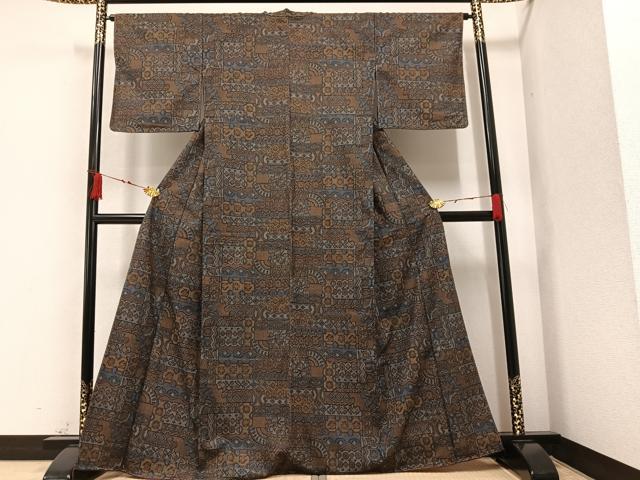 平和屋着物○本場染大島紬 幾何学花文 正絹 逸品 未使用 AAAZ0583ph