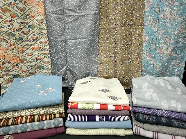 平和屋本店■着物 小紋 単衣 まとめて 20点 向かい鶴 人物 蝶 松竹梅 花柄 型染め 金彩 洗える着物 和服 リメイク 未使用品あり se3806