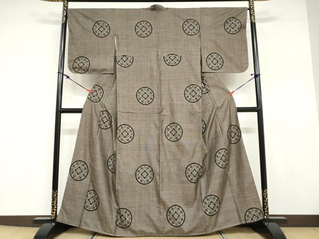 平和屋着物●本場大島紬　割り込み絣　吉祥草花文　正絹　逸品　未使用　DABB0706ud 平和屋本店□極上 本場大島紬 割り込み絣 舞蝶花文 黒地 逸品 未使用