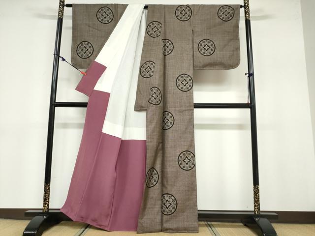 平和屋着物●本場大島紬　割り込み絣　吉祥草花文　正絹　逸品　未使用　DABB0706ud 平和屋本店□極上 本場大島紬 割り込み絣 舞蝶花文 黒地 逸品 未使用