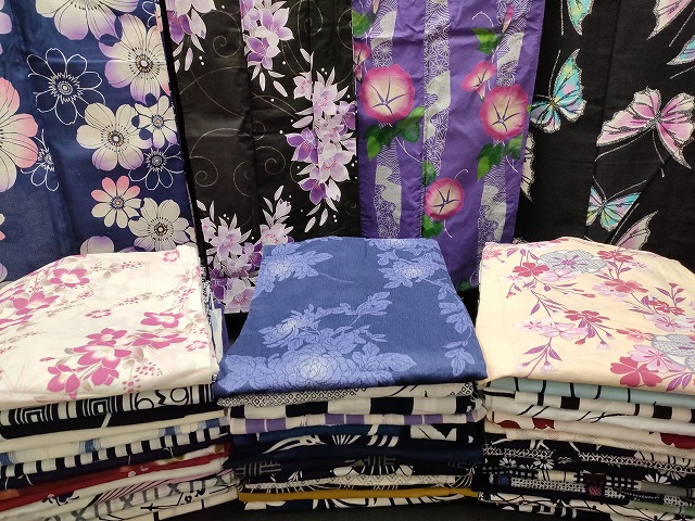 平和屋本店■浴衣 まとめて 45点 蝶 菊 花柄 朝顔 ラメ しじら織 など 着用可能多数 未使用品あり ppp3465