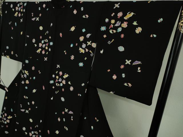 平和屋本店●極上　小紋　宝尽くし　黒地　鬼しぼ縮緬　逸品　DZAA7054kh6_2