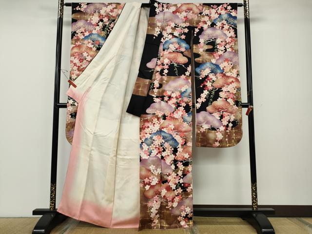 平和屋着物●紫綬褒章　巨匠『岩田専太郎』　振袖　駒刺繍　エ霞草花文　黒地　金彩　正絹　逸品　CABF3471ut_1