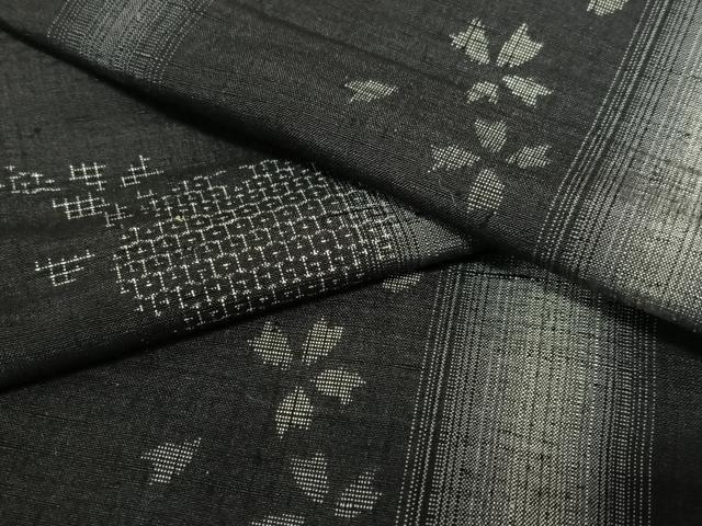 平和屋着物●極上　結城紬　奥順　はたおり娘　80亀甲　雪輪重ね文　夜桜　黒地　正絹　逸品　AAAT0567zg