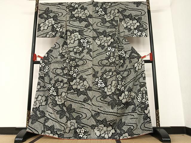 人間国宝 小宮康孝 落款入 江戸小紋 反物 千切屋扱い 花鳥風月 八掛付 正絹 銀座【C-1127】（S）人間国宝 小宮康孝作 繍一ッ紋 江戸小紋 今様色 立