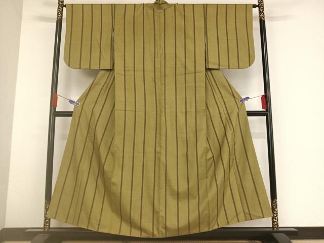 平和屋着物●本場結城紬　重要無形文化財　間道　青朽葉色地　正絹　逸品　AAAU0242np 平和屋着物○本場結城紬 重要無形文化財 間道 青朽葉色地