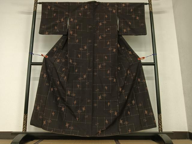 平和屋着物●国指定重要無形文化財　本場久米島紬　手織　飛鳥文　正絹　逸品　AAAU8385zg 平和屋着物○国指定重要無形文化財 本場久米島紬 手織 飛鳥