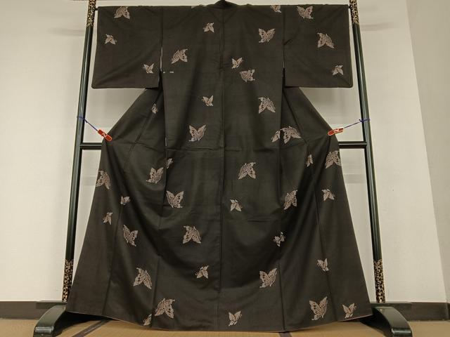 平和屋着物●本場大島紬　泥染め　9マルキ　地空　舞蝶文　正絹　逸品　AAAU8390zg 平和屋着物○本場大島紬 泥染め 9マルキ 地空 舞蝶文 正絹