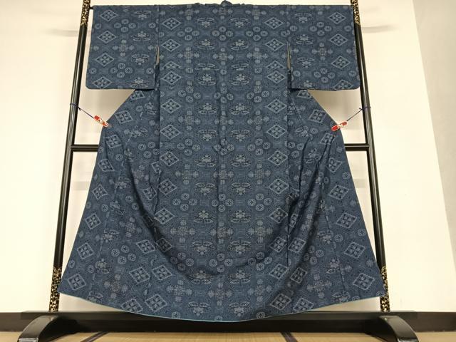 平和屋着物○本場大島紬 一元7マルキ 花菱文 黒地 正絹 逸品 AABA4633ck