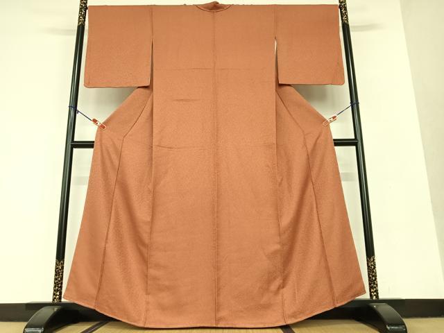 平和屋着物●上質な色無地　紋意匠　紅樺色　正絹　逸品　未使用　AAAV7153zg 平和屋着物○上質な色無地 紋意匠 紅樺色 正絹 逸品 未使用