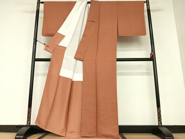 平和屋着物●上質な色無地　紋意匠　紅樺色　正絹　逸品　未使用　AAAV7153zg 平和屋着物○上質な色無地 紋意匠 紅樺色 正絹 逸品 未使用