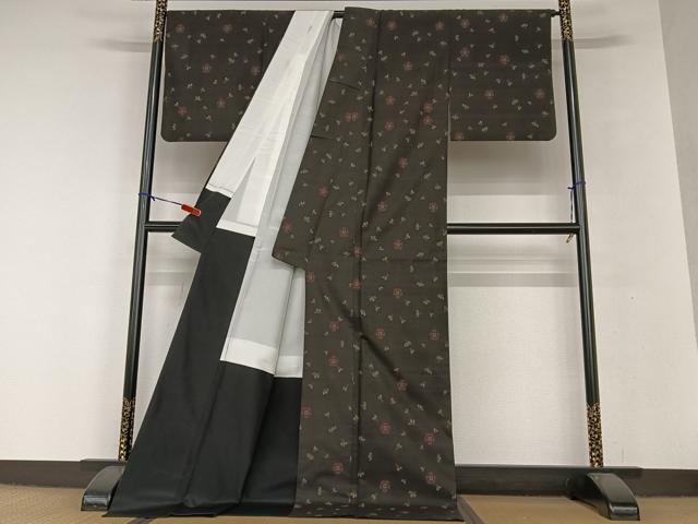 平和屋着物○本場大島紬 泥染め 9マルキ 舞花文 正絹 逸品 AAAT0629zg