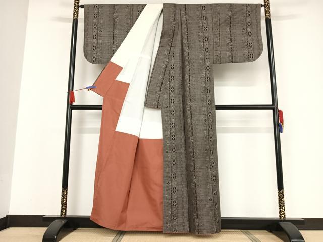 平和屋着物●本場大島紬　カタス７マルキ　花間道　正絹　逸品　AAAW4089np 平和屋着物○本場大島紬 カタス7マルキ 花間道 正絹 逸品 AAAW4089np