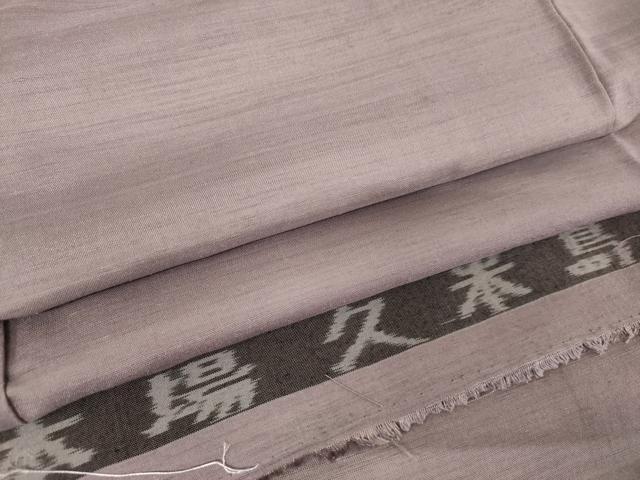 平和屋着物●国指定重要無形文化財　本場久米島紬　手織　浅紫色　反端付き　正絹　逸品　AAAW5306br