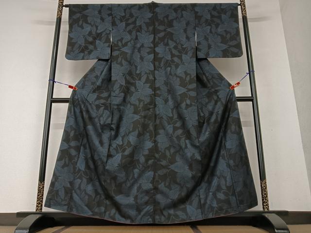 平和屋着物○本場大島紬 一元7マルキ 草花文 黒地 正絹 逸品 AAAX0789zg