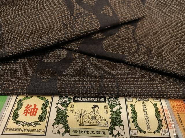 平和屋着物○本場真綿勝結城紬 80亀甲 陶器花文 証紙付き 正絹