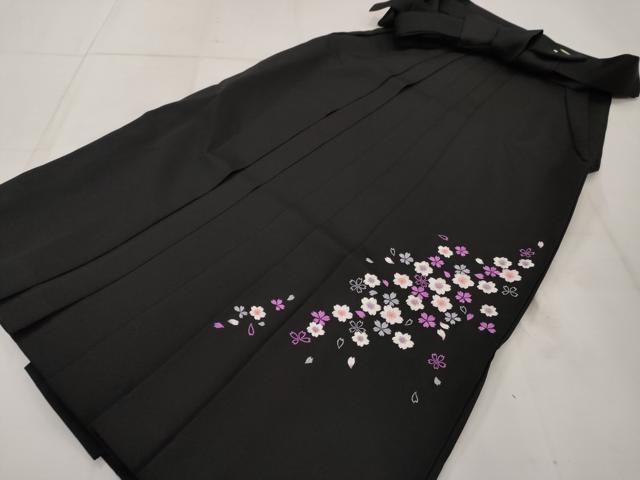 平和屋着物●女性　行灯袴　刺繍　舞花文　黒地　金糸　卒業式　洗える着物　AAAX5806cs