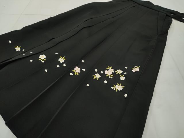 平和屋着物●女性　行灯袴　刺繍　夜桜　黒地　金糸　卒業式　洗える着物　AAAX5855cs