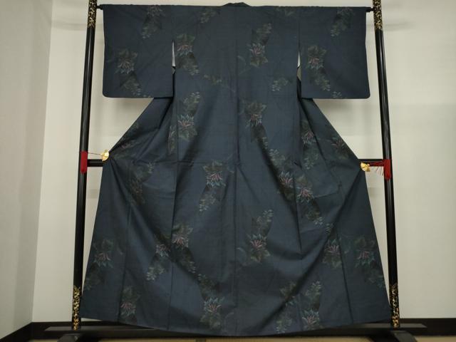 平和屋着物●本場大島紬　カタス7マルキ　草花文　黒地　正絹　逸品　AAAX6961ck 平和屋着物○本場大島紬 カタス7マルキ 草花文 黒地 正絹 逸品 AAAX6961ck