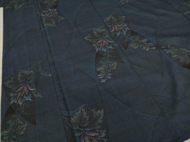 平和屋着物○本場大島紬 カタス7マルキ 草花文 黒地 正絹 逸品 AAAX6961ck