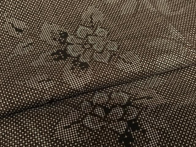 平和屋着物○本場大島紬 泥染 手織り 一元絣 花唐草文 松元勝彦