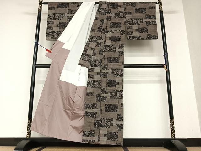 本場大島紬　単衣　茶泥　９マルキ　横段花文様　正絹 大島紬 9ﾏﾙｷ 手織り 縦縞 花柄 蝶 本場大島紬 泥大島 452