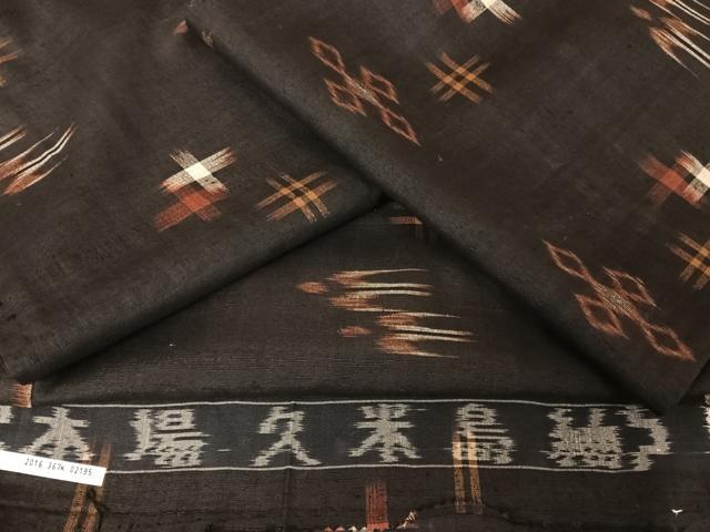 平和屋着物○国指定重要無形文化財 本場久米島紬 手織 間