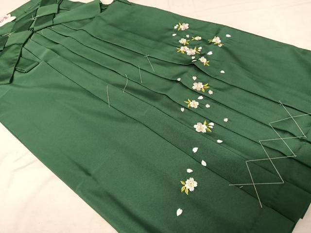 平和屋着物●女性　行灯袴　刺繍　舞桜文　千歳緑色地　金糸　逸品　AAAY1799np