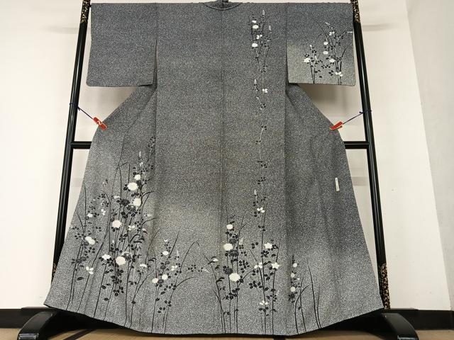 平和屋着物●訪問着　作家物　俊作　刺繍　草花文　たたき染め　黒地　銀彩　正絹　逸品　AAAY6427zg