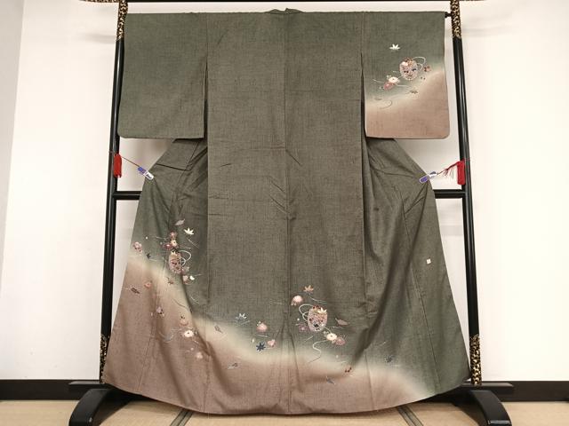 平和屋着物●訪問着　作家物　紬地　流水に花篭　柳煤竹色地　暈し染め　金彩　正絹　逸品　AAAY9927np