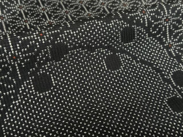 平和屋着物●本場大島紬　一元絣　雪輪重ね花文　黒地　正絹　逸品　AAAZ0112zg 平和屋着物○本場大島紬 一元絣 雪輪重ね花文 黒地 正絹 逸品 AAAZ0112zg