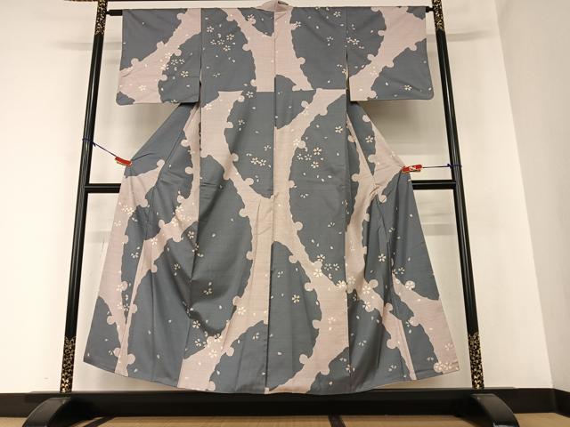 平和屋着物●本場染大島紬　雪輪舞桜　正絹　逸品　AAAZ0159zg 平和屋着物○本場染大島紬 雪輪舞桜 正絹 逸品 AAAZ0159zg